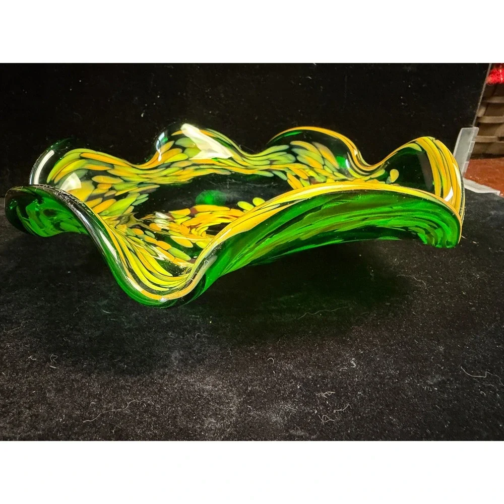 Hand‎ Blown Art Glass Ruffled Bowl Green Yellow Confetti Swirl Handkerchief Edge